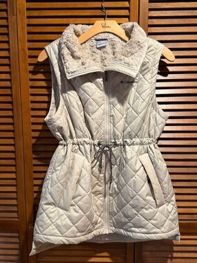 Columbia Cream Quilted Drawstring Vest with Faux Fur Collar